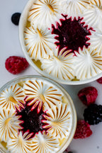 Pie de limón con salsa de frutos rojos