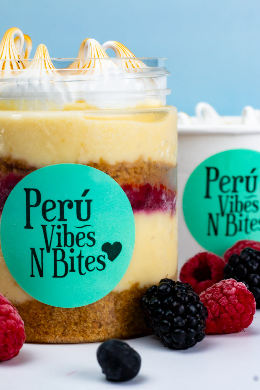Pie de limón con salsa de frutos rojos