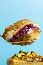 Torta de Vainilla con Manjar de Pistachos y Frutos Rojos