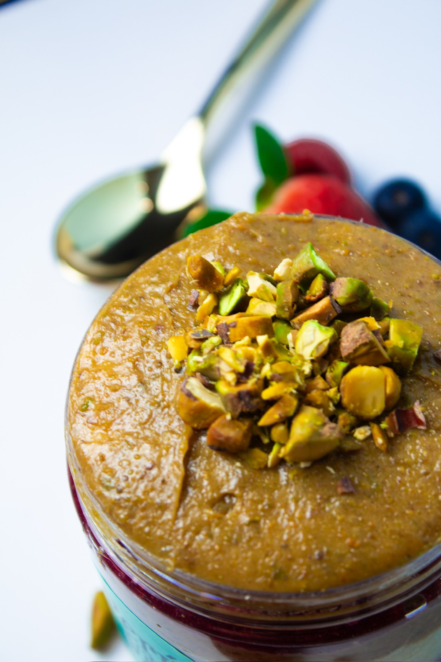 Torta de Vainilla con Manjar de Pistachos y Frutos Rojos
