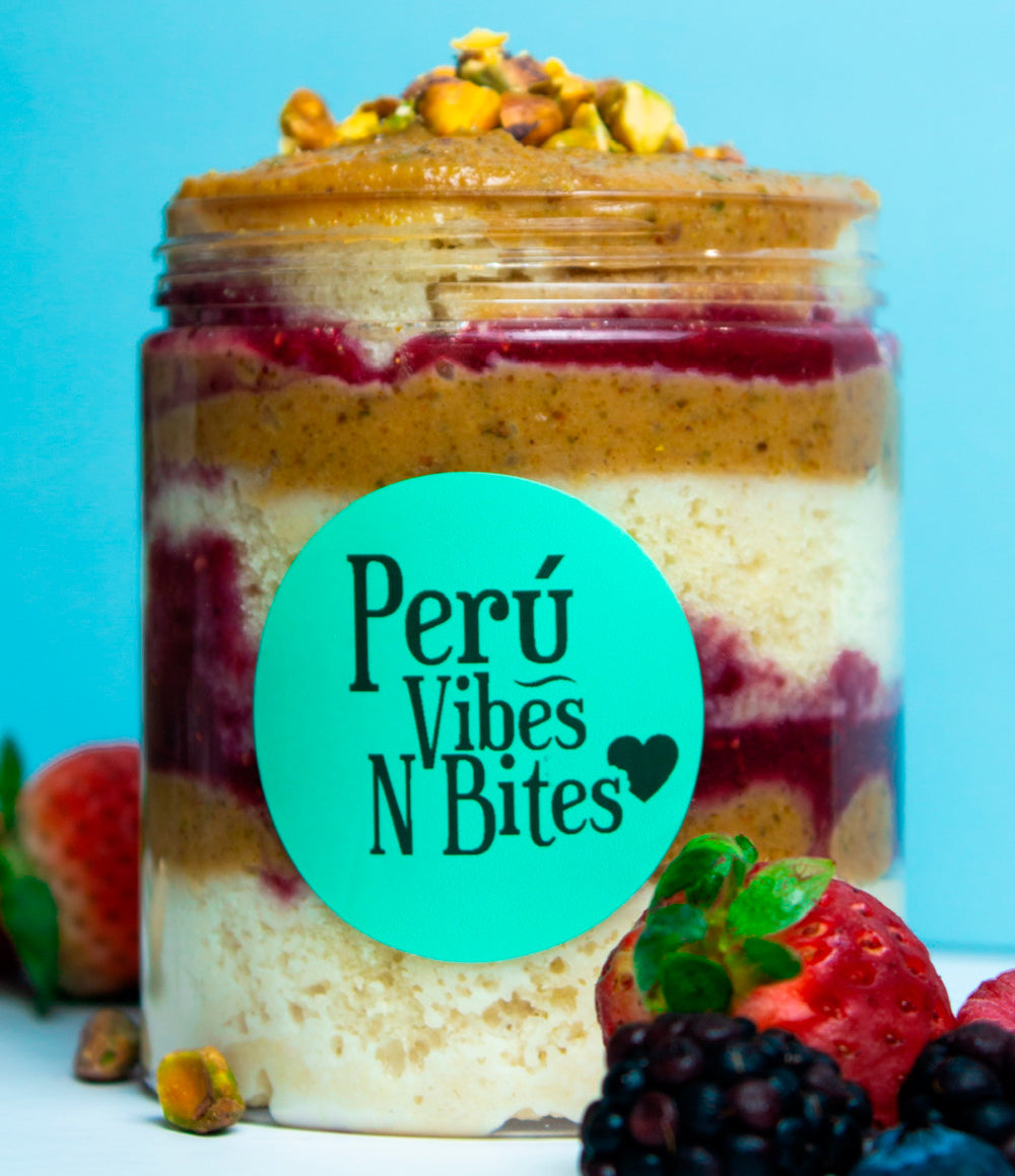 Torta de Vainilla con Manjar de Pistachos y Frutos Rojos